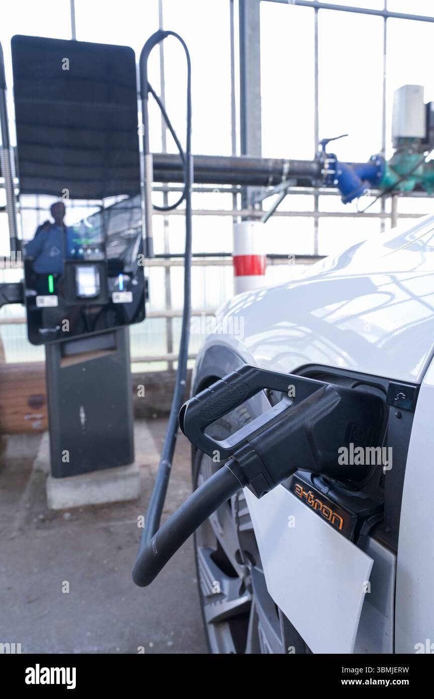 ALLEMAGNE, usine de biogaz, l'énergie électrique est produite à partir du biogaz pour la station de recharge électrique des voitures électriques, Audi e-tron /DEUTSCHLAND, Brokenlande BEI Neumünster, ARA Biogas GmbH & Co. KG, Biogasanlage mit Stromtankstelle für LKW und PKW, Dienstwagen Audi E-tron wird mit AC Strom aus dem BHKW der Biogasanlage geladen Banque D'Images