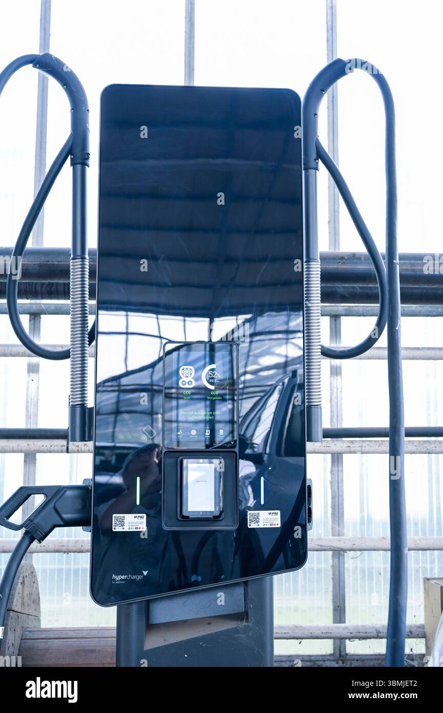 ALLEMAGNE, usine de biogaz, l'énergie électrique est produite à partir du biogaz pour la station de recharge électrique des voitures électriques / DEUTSCHLAND, Brokenlande BEI Neumünster, ARA Biogas GmbH & Co. KG, Biogasanlage mit Stromtankstelle für LKW und PKW, Dienstwagen Audi E-tron wird mit AC Strom aus dem BHKW der Biogasanlage geladen Banque D'Images