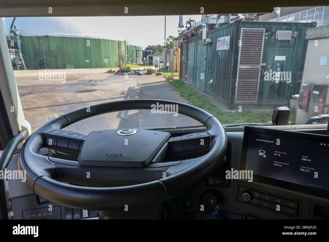 ALLEMAGNE, usine de biogaz, l'énergie électrique est produite à partir de biogaz pour la station de charge électrique des e-trucks, Volvo e-truck à hyper charger /DEUTSCHLAND, Brokenlande BEI Neumünster, ARA Biogas GmbH & Co. KG, Biogasanlage mit Stromtankstelle für LKW und PKW, Ladung eines Elektro-LKW Volvo der Nord-Spedition Tanklogistik Banque D'Images