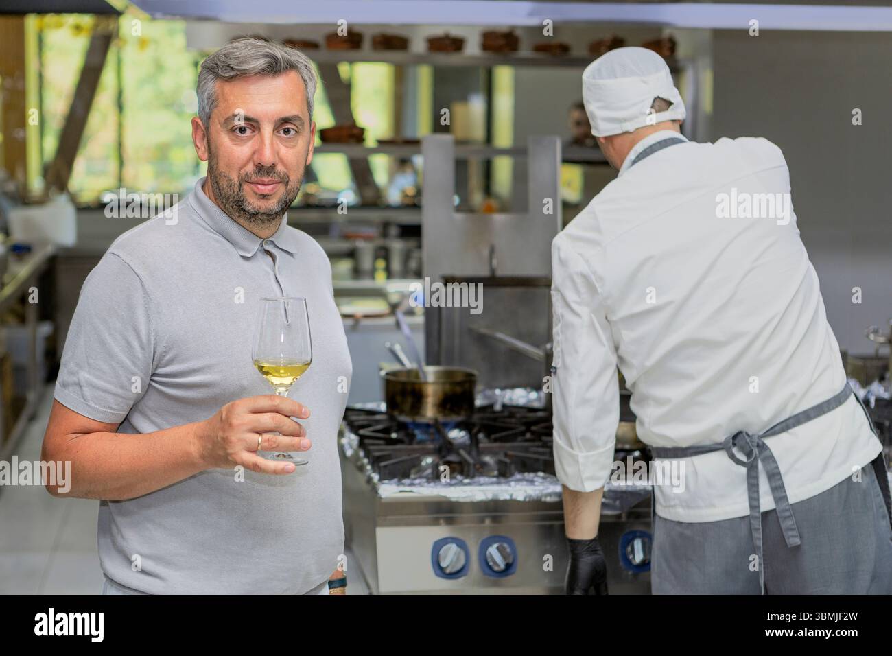 Genti Malaveçi est un chef réputé en Albanie pour ses plats traditionnels albanais avec une touche moderne et savoureuse. Approvisionnement de beaucoup de ses ingedien clés Banque D'Images