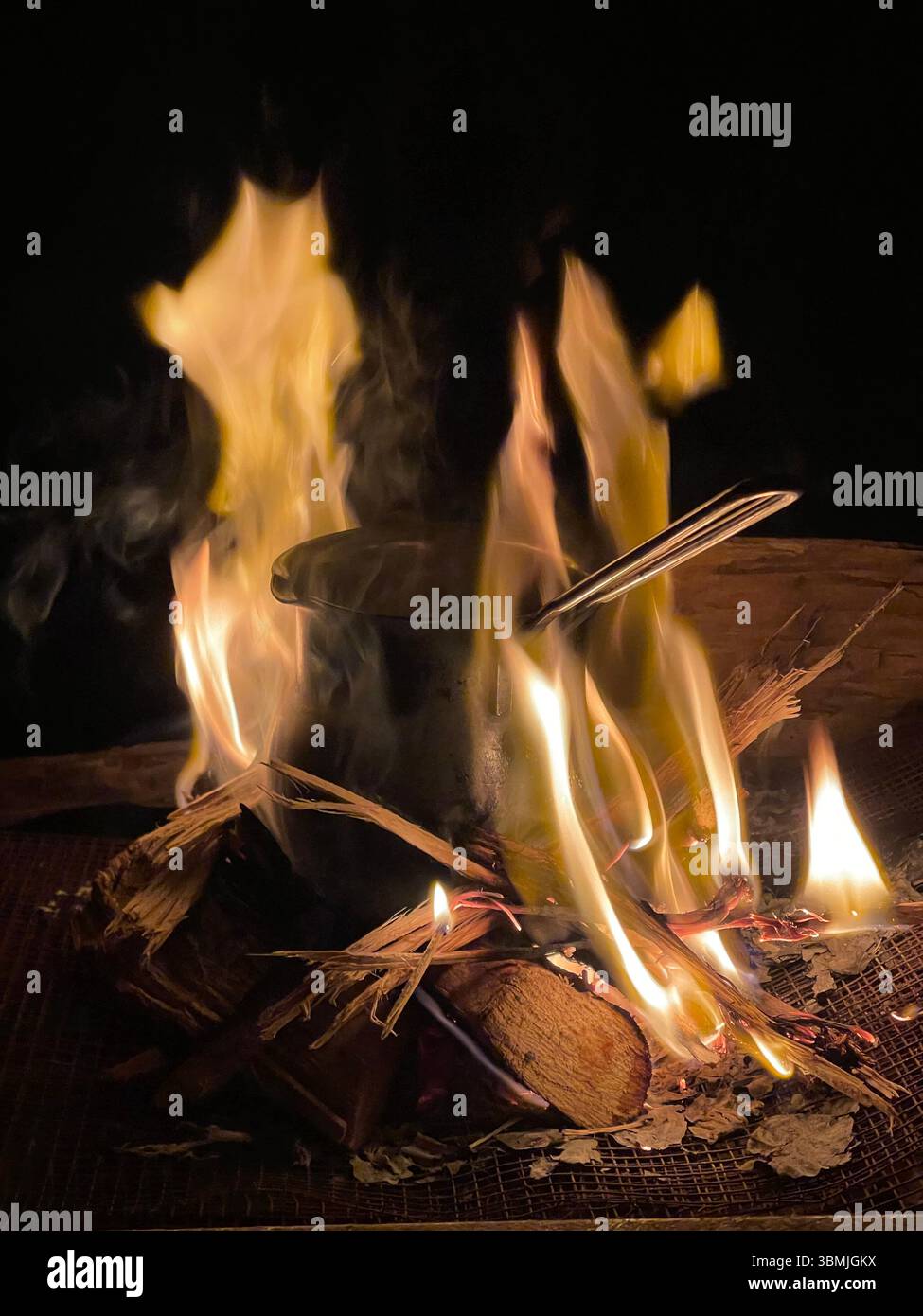 Feu avec une cafetière, ambiance hivernale chaleureuse. Banque D'Images