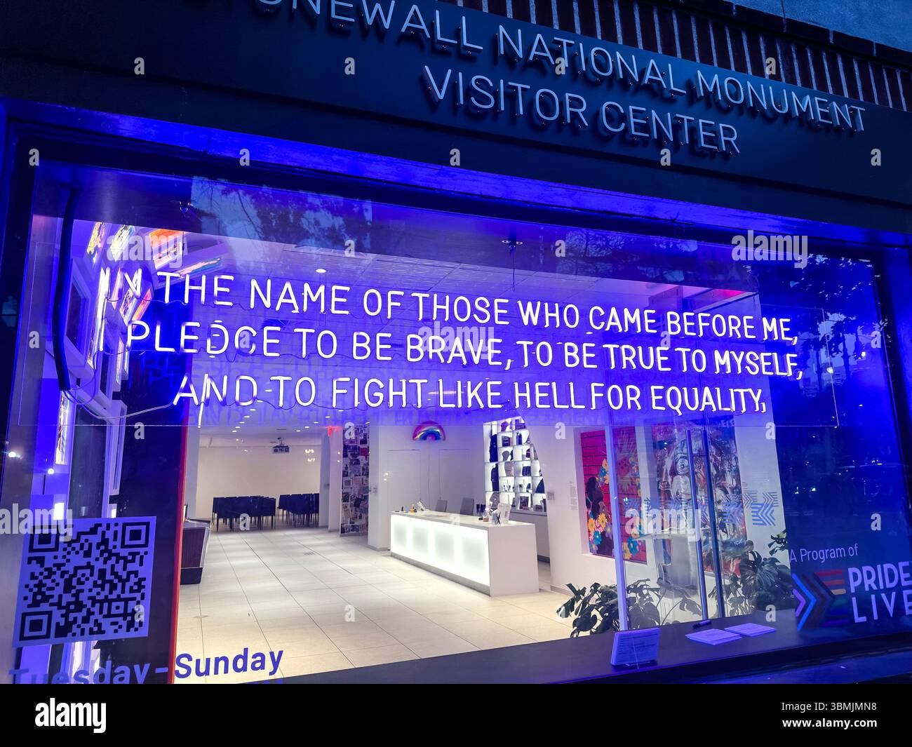 Stonewall National Monument Visitor Center avec affichage lumineux et promesse d'égalité dans des couleurs vives néon New york City usa LGBT+ - Image de stock capturée avec un smartphone