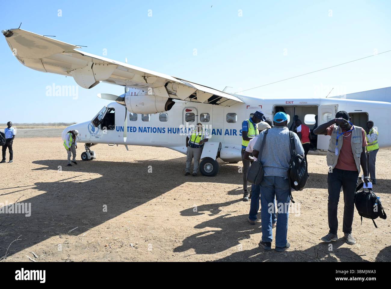 SOUDAN DU SUD, État du Haut-Nil, ville de Renk, piste d'atterrissage avec avion de UNHAS United Nations Humanitarian Air Service de l'ONU et du PAM, transport des employés d'ONG et du personnel de l'ONU / SÜDSUDAN, Stadt Renk, Flughafen, UNHAS Flugzeug des WFP World Food Programme der un, transport von NGO Mitarbeiter Banque D'Images