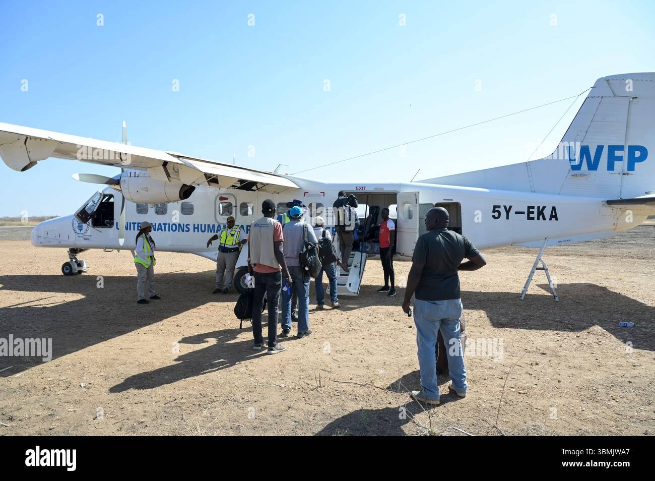 SOUDAN DU SUD, État du Haut-Nil, ville de Renk, piste d'atterrissage avec avion de UNHAS United Nations Humanitarian Air Service de l'ONU et du PAM, transport des employés d'ONG et du personnel de l'ONU / SÜDSUDAN, Stadt Renk, Flughafen, UNHAS Flugzeug des WFP World Food Programme der un, transport von NGO Mitarbeiter Banque D'Images