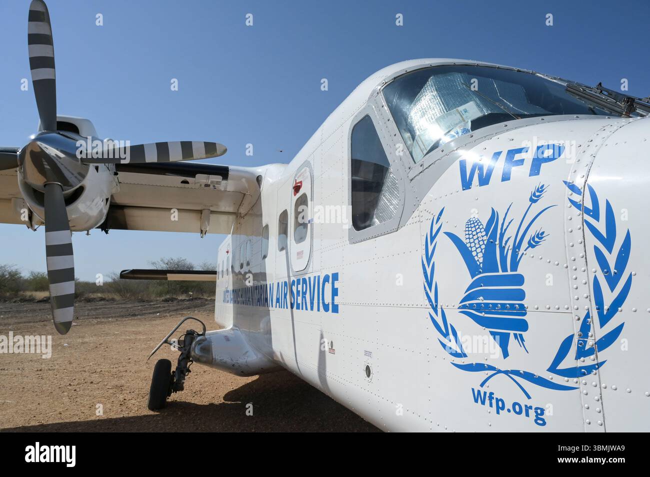 SOUDAN DU SUD, État du Haut-Nil, ville de Renk, piste d'atterrissage avec avion de UNHAS United Nations Service Air humanitaire de l'ONU et PAM / SÜDSUDAN, Stadt Renk, Flughafen, UNHAS Flugzeug des PAM Programme alimentaire mondial der un Banque D'Images