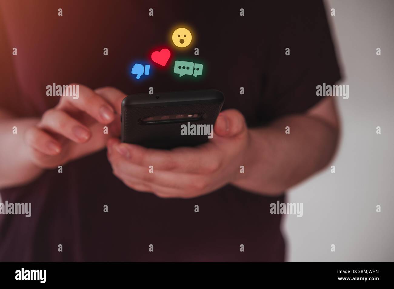 Femme vérifiant ses comptes sociaux au téléphone. Concept de médias sociaux et d'interaction numérique en ligne. Banque D'Images