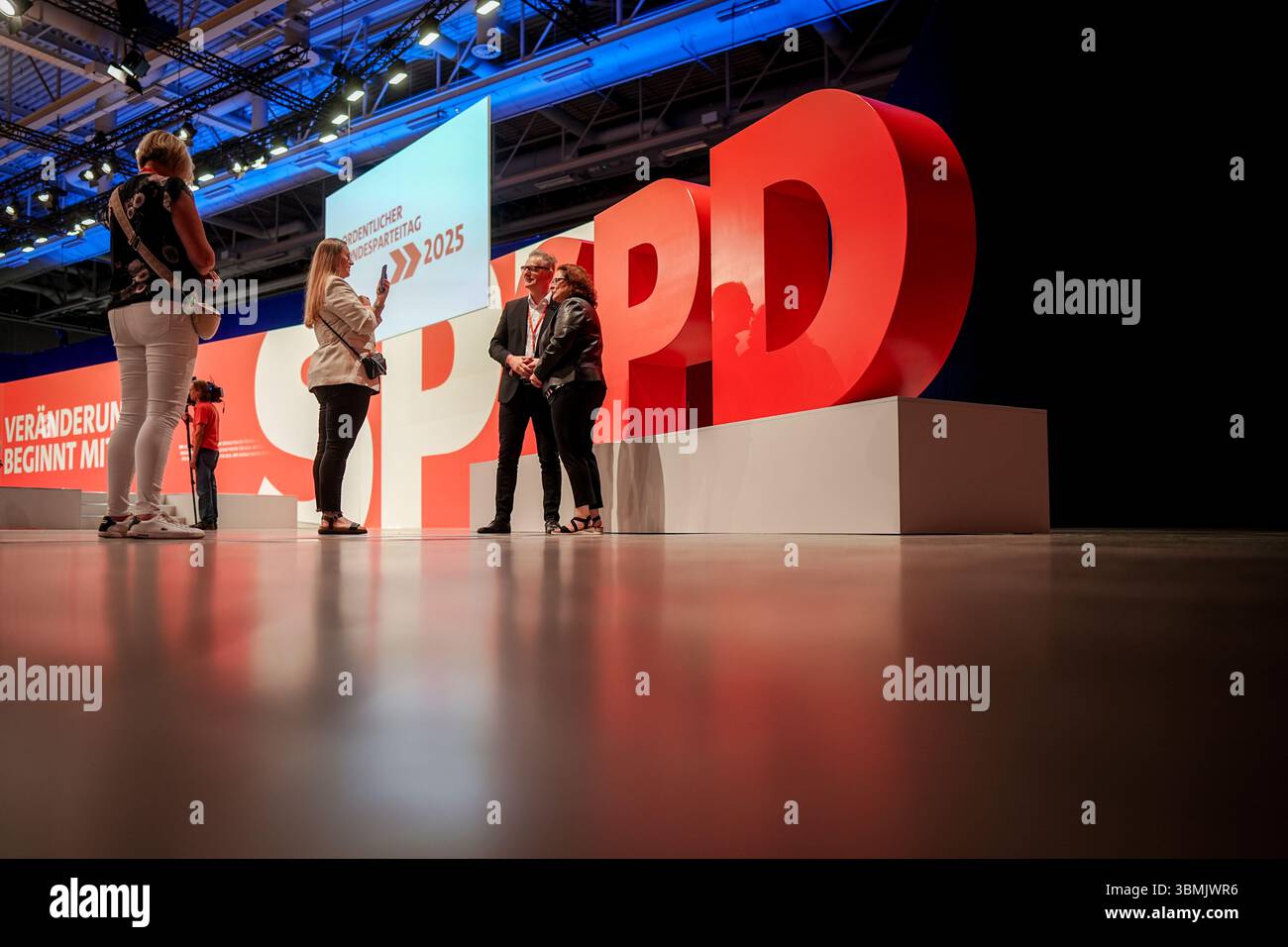 Berlin, Allemagne. 27 juin 2025. Les délégués prennent une photo d'eux-mêmes à la conférence nationale du parti SPD avec le logo SPD. Lors de la conférence du parti, le SPD prévoit d'élire un nouveau présidium et un nouvel exécutif du parti. Crédit : Kay Nietfeld/dpa/Alamy Live News Banque D'Images
