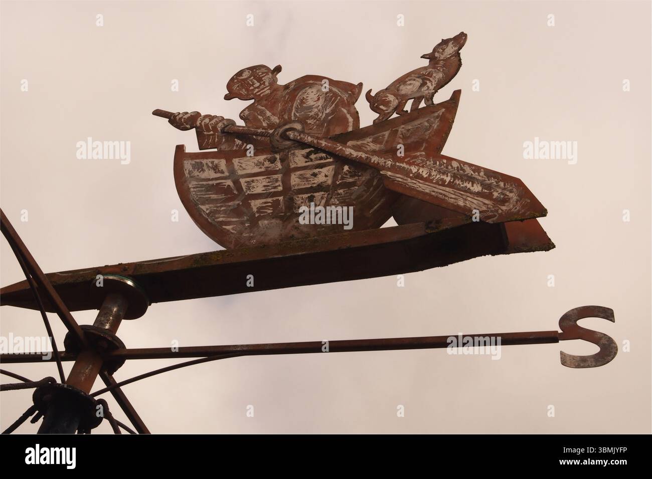 La girouette Paacificus au sommet de la tour de l'église de St Helen's, Ranworth, Norfolk, Angleterre Royaume-Uni Banque D'Images