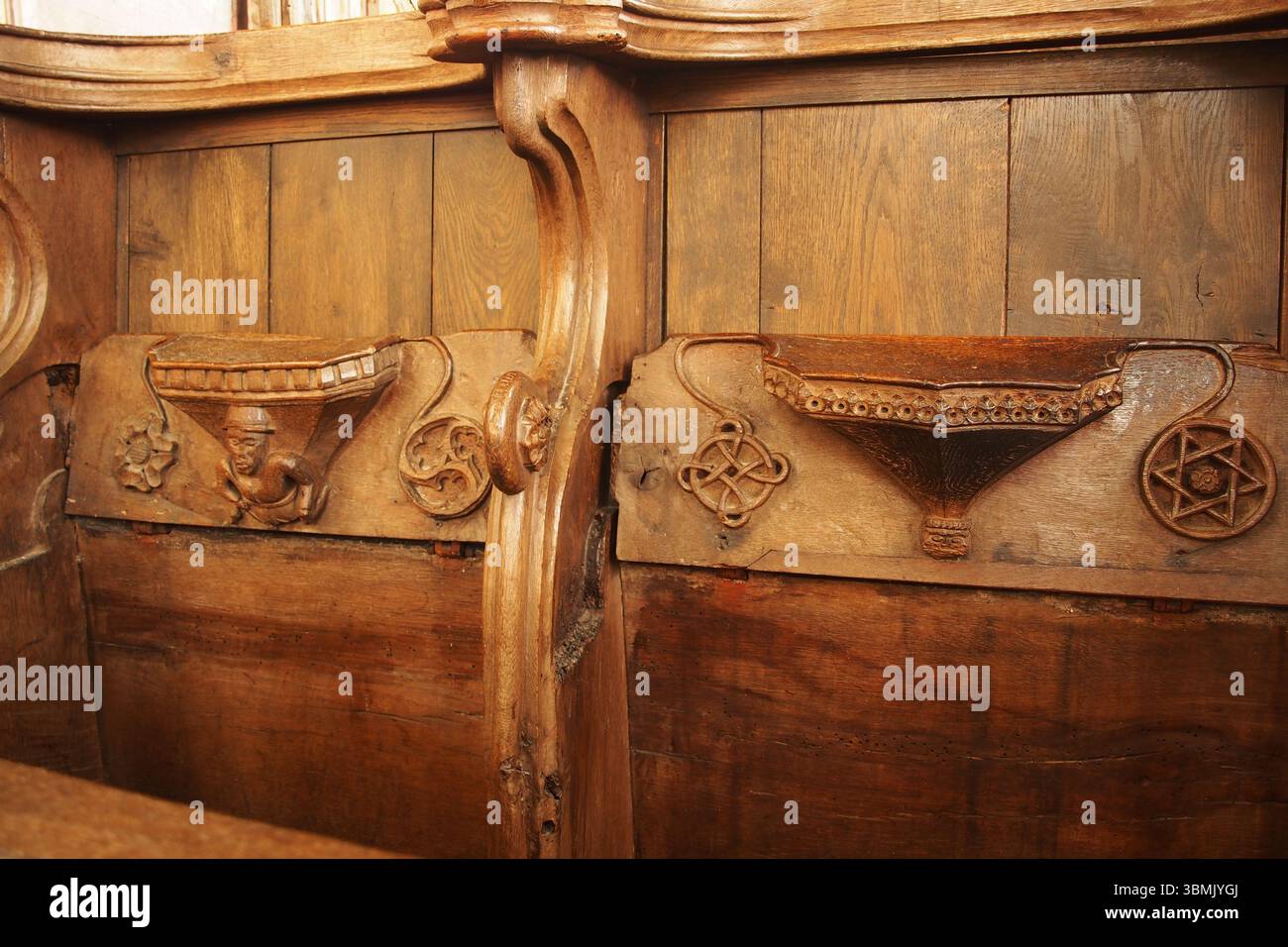 Deux stands de miséricorde dans l'église St Helen, Ranworth, Norfolk, Angleterre, Royaume-Uni montrant des sculptures exquises dans le chêne local Banque D'Images