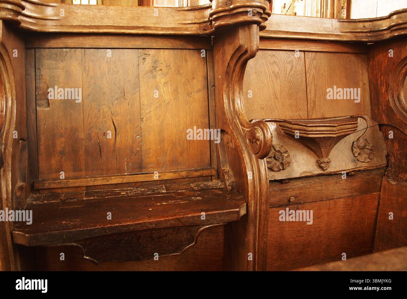 Deux stands de miséricorde dans l'église St Helen, Ranworth, Norfolk, Angleterre, Royaume-Uni montrant des sculptures exquises dans le chêne local Banque D'Images