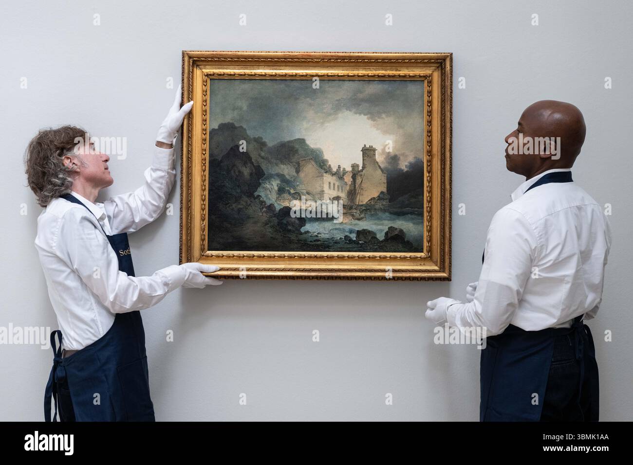 Londres, Angleterre, Royaume-Uni. 27 juin 2025. Les techniciens de Sotheby's ajustent le Rising Squall, Hot Wells, de St Vincent's Rock, Bristol par Joseph Mallord William Turner, R.A. lors de l'avant-première de la vente Old Masters chez Sotheby's à Londres. Le tableau redécouvert est estimé à GBP200 000'''300 000. (Crédit image : © Thomas Krych/ZUMA Press Wire) USAGE ÉDITORIAL SEULEMENT ! Non destiné à UN USAGE commercial ! Banque D'Images