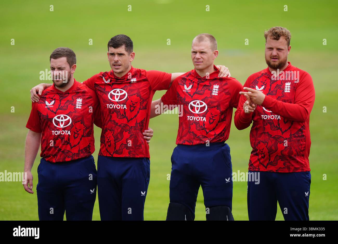Henry Wainman signe l'hymne national avant le match Mixed Disability Vitality IT20 au Visit Worcestershire New Road, Worcester. Date de la photo : vendredi 27 juin 2025. Banque D'Images