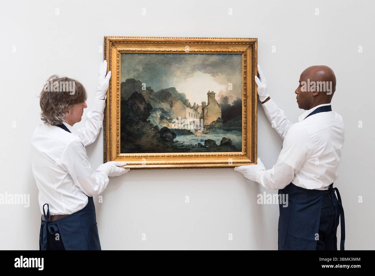 LONDRES, ROYAUME-UNI - 27 JUIN 2025 : les gestionnaires d'art détiennent une peinture redécouverte qui sera vue en public pour la première fois en plus de 150 ans intitulée 'The Rising Squall, Hot Wells, from St Vincent's Rock, Bristol' par Joseph Mallord William Turner, estimation : £200 000 - 300 000 lors d'un appel photo à la maison de vente aux enchères Sotheby's avant Old Masters Sale à Londres, Royaume-Uni le 27 juin 2025. (Photo de Wiktor Szymanowicz/NurPhoto) Banque D'Images