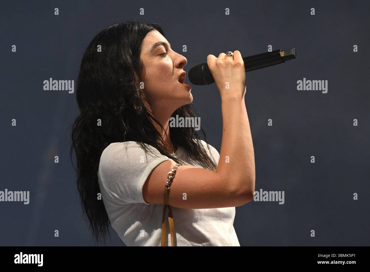 Somerset, Royaume-Uni. 27 juin 2025. Lorde se produit pendant le festival de Glastonbury à Worthy Farm dans le Somerset. Le crédit photo devrait se lire comme suit : Matt Crossick/Empics/Alamy Live News Banque D'Images