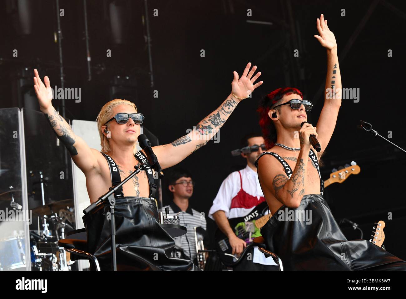 Somerset, Royaume-Uni. 27 juin 2025. CA7RIEL & Paco Amoroso se produisant pendant le festival de Glastonbury à Worthy Farm dans le Somerset. Le crédit photo devrait se lire comme suit : Matt Crossick/Empics/Alamy Live News Banque D'Images