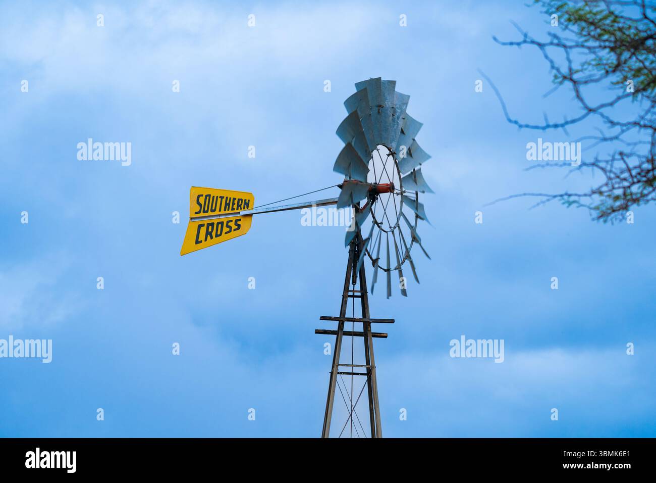 Windmill Against a Blue Sky Banque D'Images