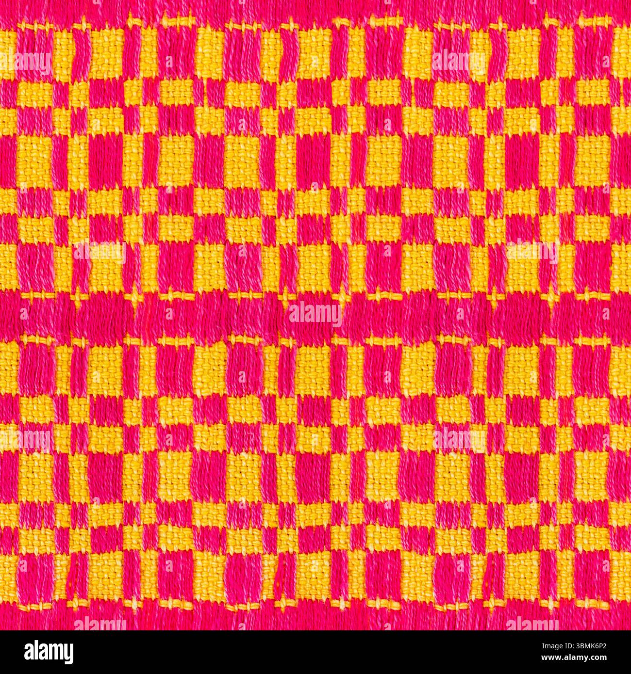 Texture photo 4k sans couture de couleur rose ethnique boho ornée et jaune avec motif géométrique tissu tissé en coton dur. Banque D'Images