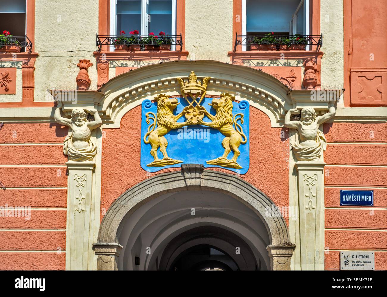Armoiries de la ville à l'ancien hôtel de ville, à Náměstí Míru (place Míru), ville de Jindřichův Hradec, région de Bohême du Sud, Bohême, République tchèque Banque D'Images