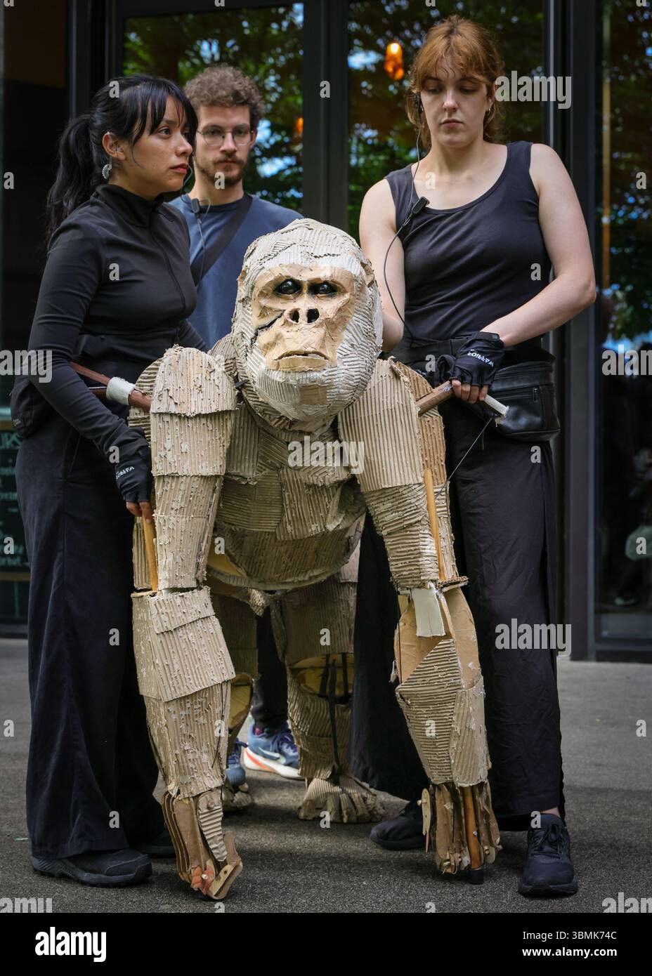 Londres, Royaume-Uni. 27 juin 2025. Les artistes marchent le long du Bridge Theatre à la Tamise avec Tower Bridge derrière. LES TROUPEAUX sont l'art public et l'action climatique. D’avril à août 2025, les animaux marionnettes grandeur nature parcourent un itinéraire de 20 000 km entre le bassin du Congo et le cercle arctique, symbolisant leur fuite de la catastrophe climatique avec des arrêts dans de nombreuses villes et pays, à Londres du 27 au 29 juillet. Crédit : Imageplotter/Alamy Live News Banque D'Images
