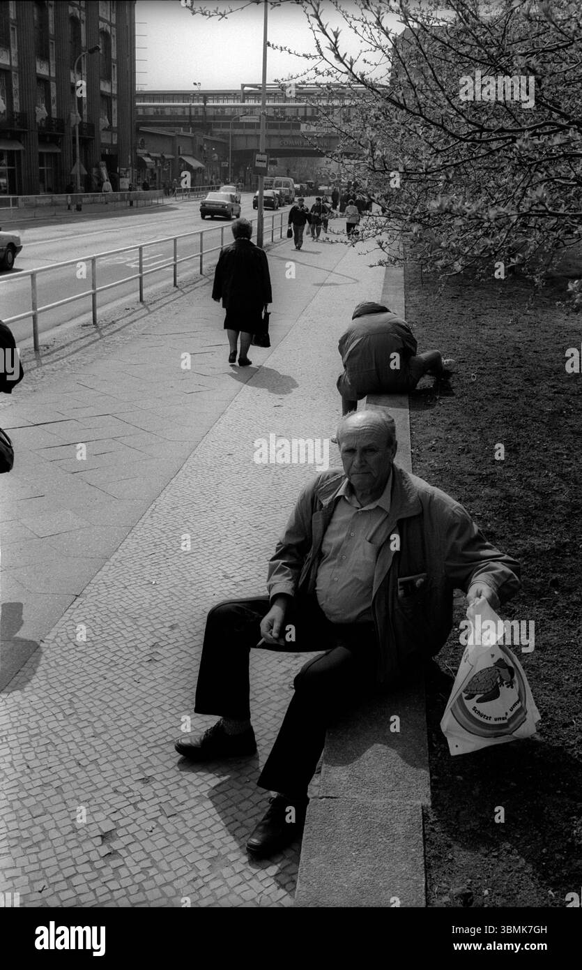 Allemagne, Berlin, 03.04.1992, Friedrichstraße, vue sur la gare / pont de chemin de fer, homme avec sac en plastique, [traduction automatique] Banque D'Images