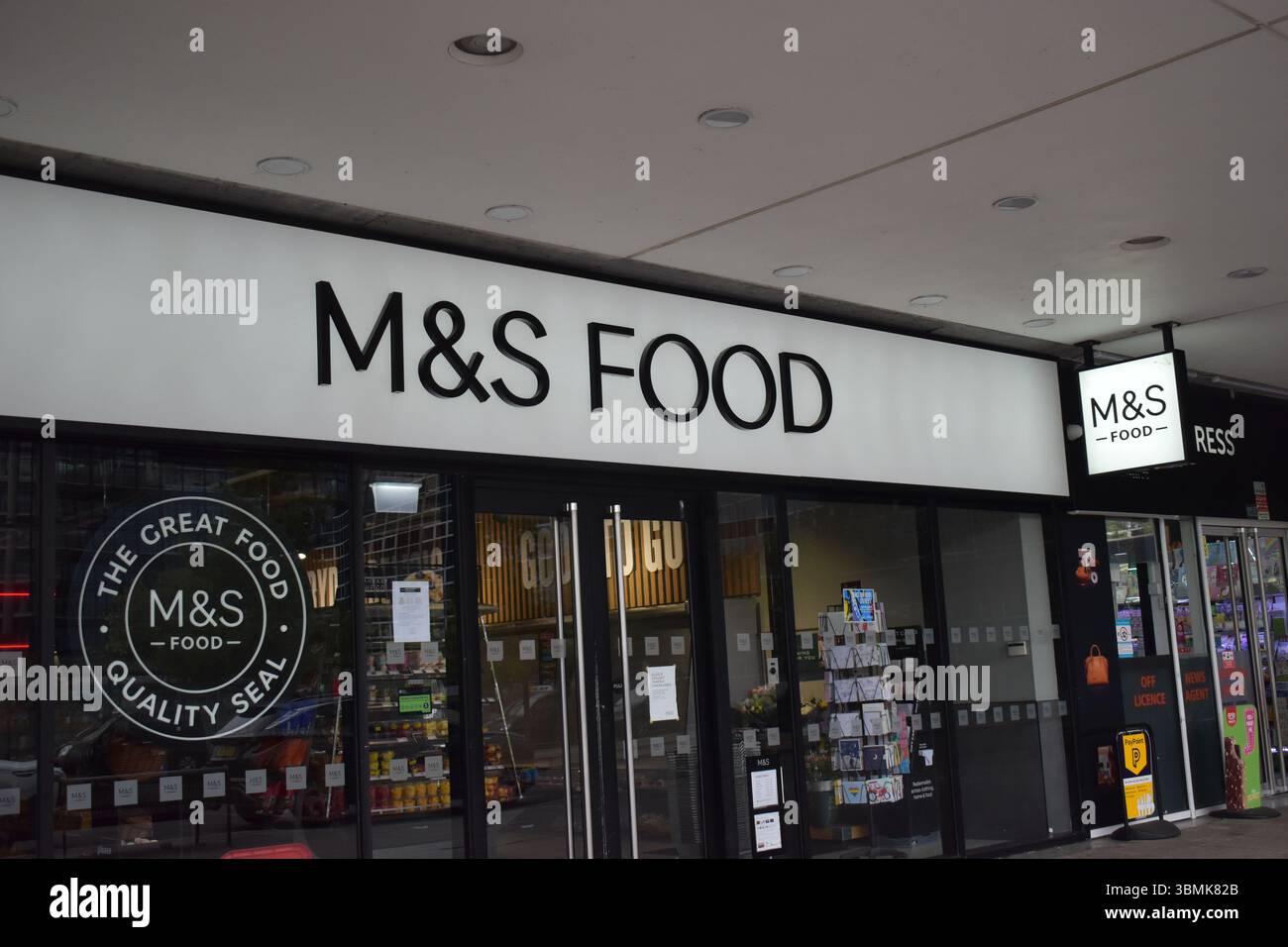 M & S Food à la gare de Milton Keynes Banque D'Images