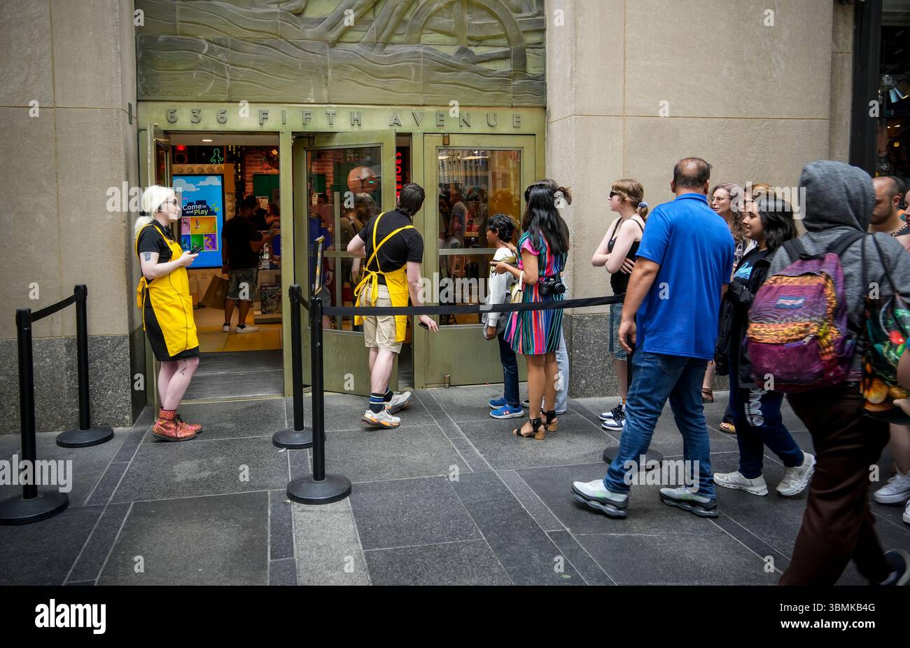Les clients font la queue devant le magasin Lego du Rockefeller Centerin New York le vendredi 13 juin 2025. (© Richard B. Levine) Banque D'Images