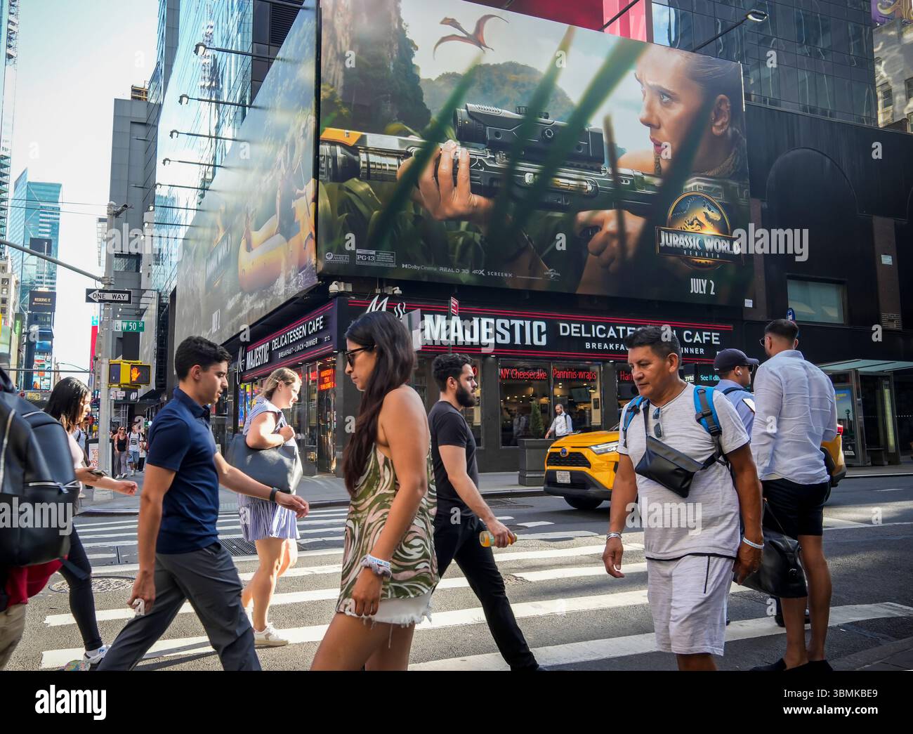 Publicité à Times Square à New York pour le blockbuster de l'été à succès 'Jurassic World RebirthÓ, vu le mercredi 25 juin 2025. Le film est le septième de la franchise et ouvre aux États-Unis le 2 juillet. (© Richard B. Levine) Banque D'Images