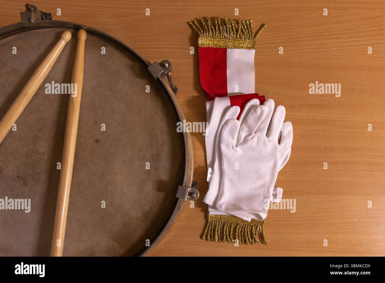 Gants blancs, ceinture blanche et rouge aux couleurs nationales, rouleau de tambour, fin d'année scolaire Banque D'Images