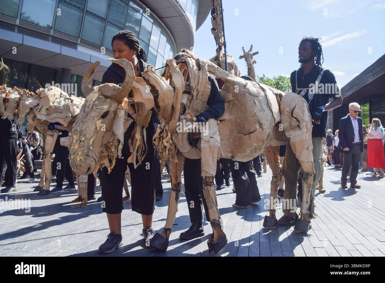 Londres, Royaume-Uni. 27 juin 2025. Les marionnettistes emmènent des marionnettes d'animaux grandeur nature pour une promenade près de Tower Bridge dans le cadre de l'art et de l'action climatique des « troupeaux » qui verront les marionnettes parcourir 20 000 km du bassin du Congo au cercle arctique symbolisant la « fuite de la catastrophe climatique ». Crédit : SOPA images Limited/Alamy Live News Banque D'Images