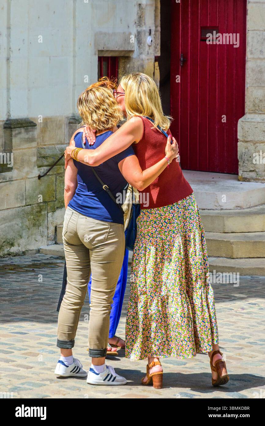 Trois femmes proches amies embrassant et embrassant avant de quitter leurs chemins séparés - Loches, Indre-et-Loire (37), France. Banque D'Images