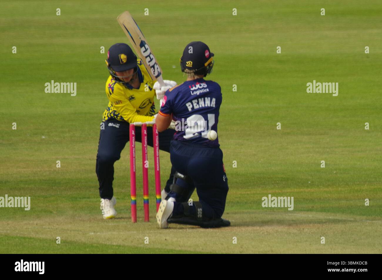 Chester-le-Street, Angleterre, 20 juin 2025. Madeline Penna battant pour Essex Women contre Durham Women dans un match Vitality Blast au Banks Homes Riverside, Chester-le-Street. La gardienne du guichet est Mia Rogers. Crédit : Colin Edwards Banque D'Images
