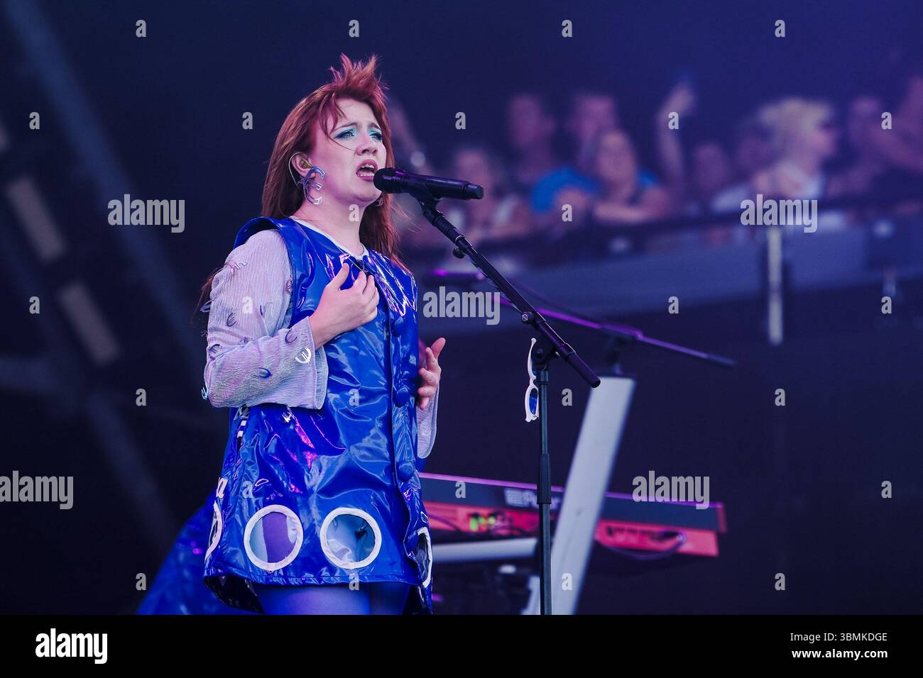 Pilton, Royaume-Uni. 27 juin 2025. CMAT se produit sur la scène Pyramid lors du festival Glastonbury de 2025 à Worthy Farm. Personnes photographiées : Ciara Mary-Alice Thompson (née le 23 février 1996), connue professionnellement sous le nom de CMAT. Crédit photo : Julie Edwards./Alamy Live News Banque D'Images