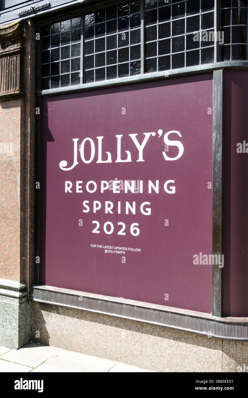 Un jour d'été dans la ville historique et populaire de Bath UK signez sur les magasins Jollys disant ré-ouverture Sprin 2026 Banque D'Images