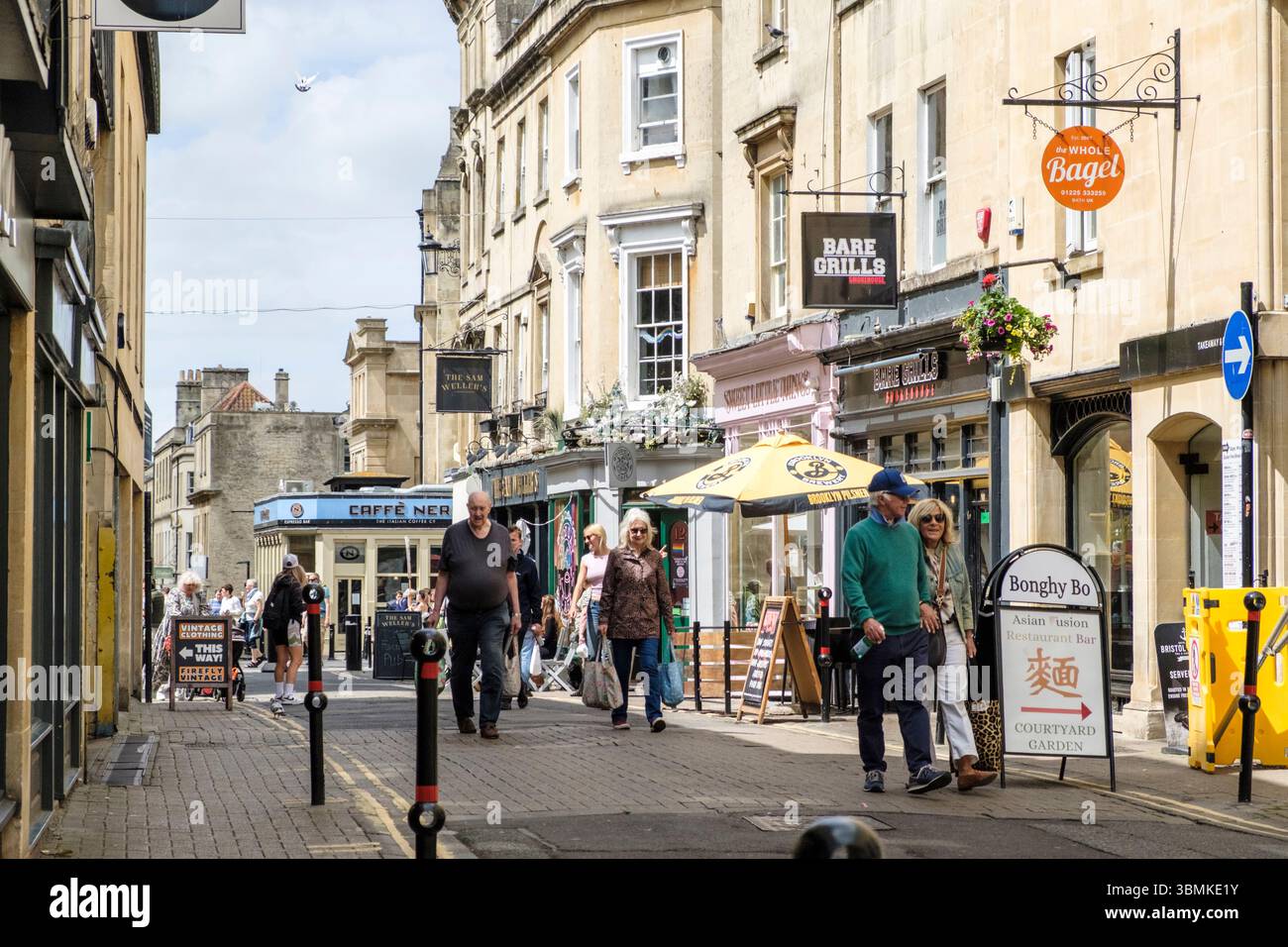 Une journée d'été dans la ville historique et populaire de Bath UK Upper Borough Walls Banque D'Images