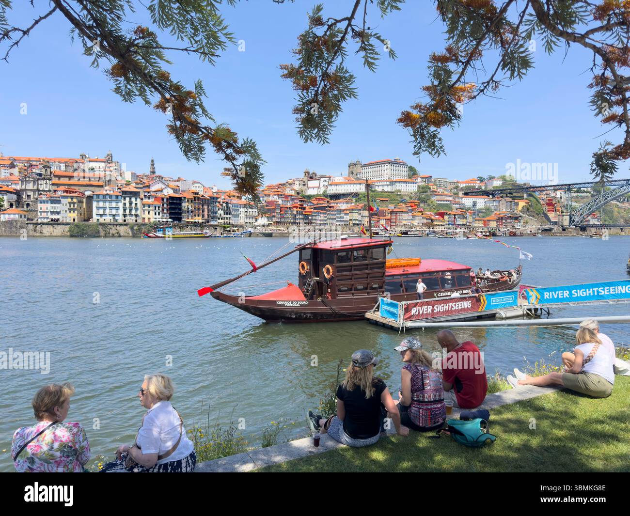 Les touristes apprécient la vue sur le fleuve Douro de Vila Nova de Gaia à Porto, Portugal - Image de stock capturée avec un smartphone