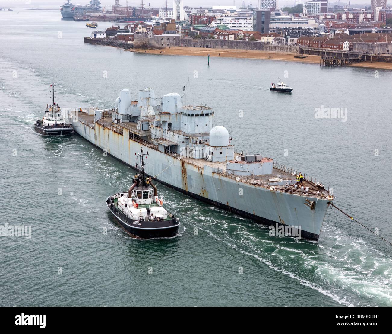 Le destroyer type 82 ex-HMS Bristol (D23) est remorqué de Portsmouth pour être mis au rebut à Leyal à Aliaga, en Turquie. Banque D'Images