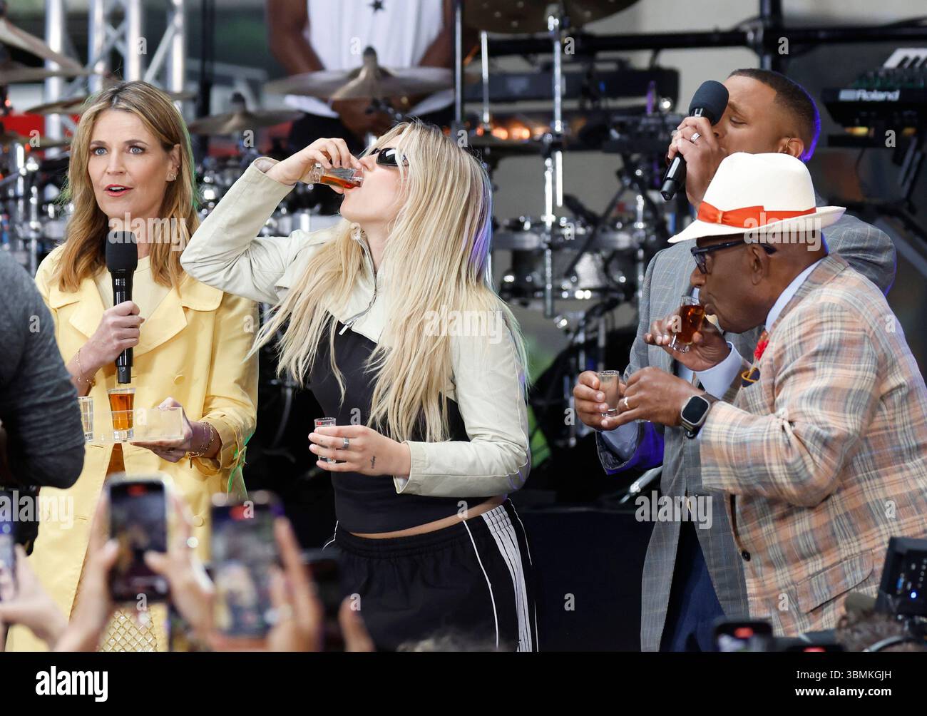 New York, États-Unis. 27 juin 2025. Renee Rapp fait un shot avec Savannah Guthrie et Al Roker lorsqu'elle se produit au NBC Today Show au Rockefeller Center à New York le vendredi 27 juin 2025. Photo de John Angelillo/UPI crédit : UPI/Alamy Live News Banque D'Images