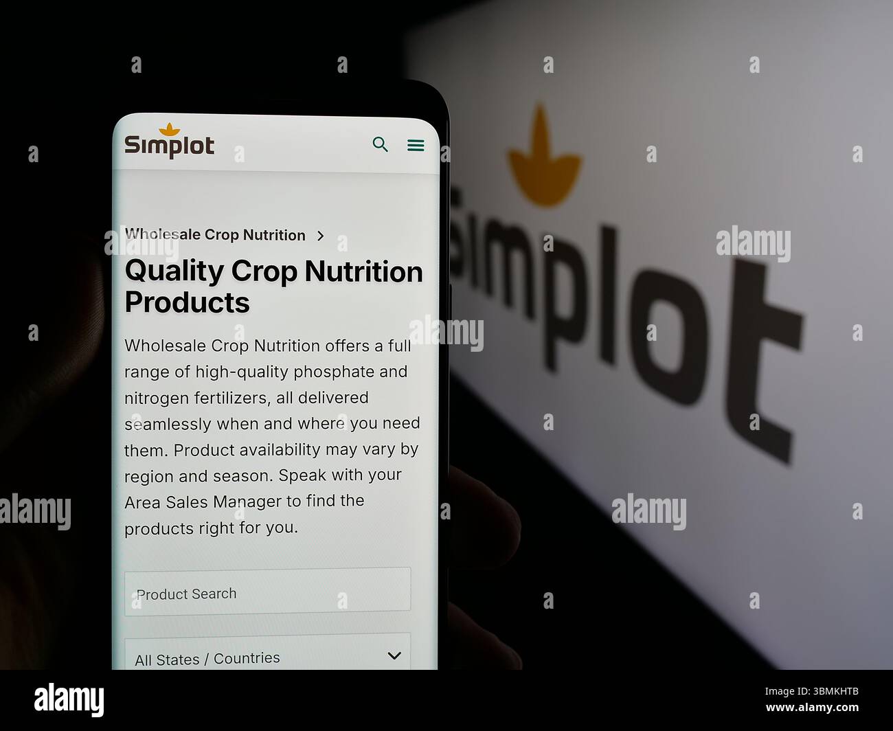 Stuttgart, Allemagne - 04-26-2025, personne tenant un smartphone avec le site web de la société agro-alimentaire américaine J. R. Simplot sur l'écran devant le logo. Banque D'Images