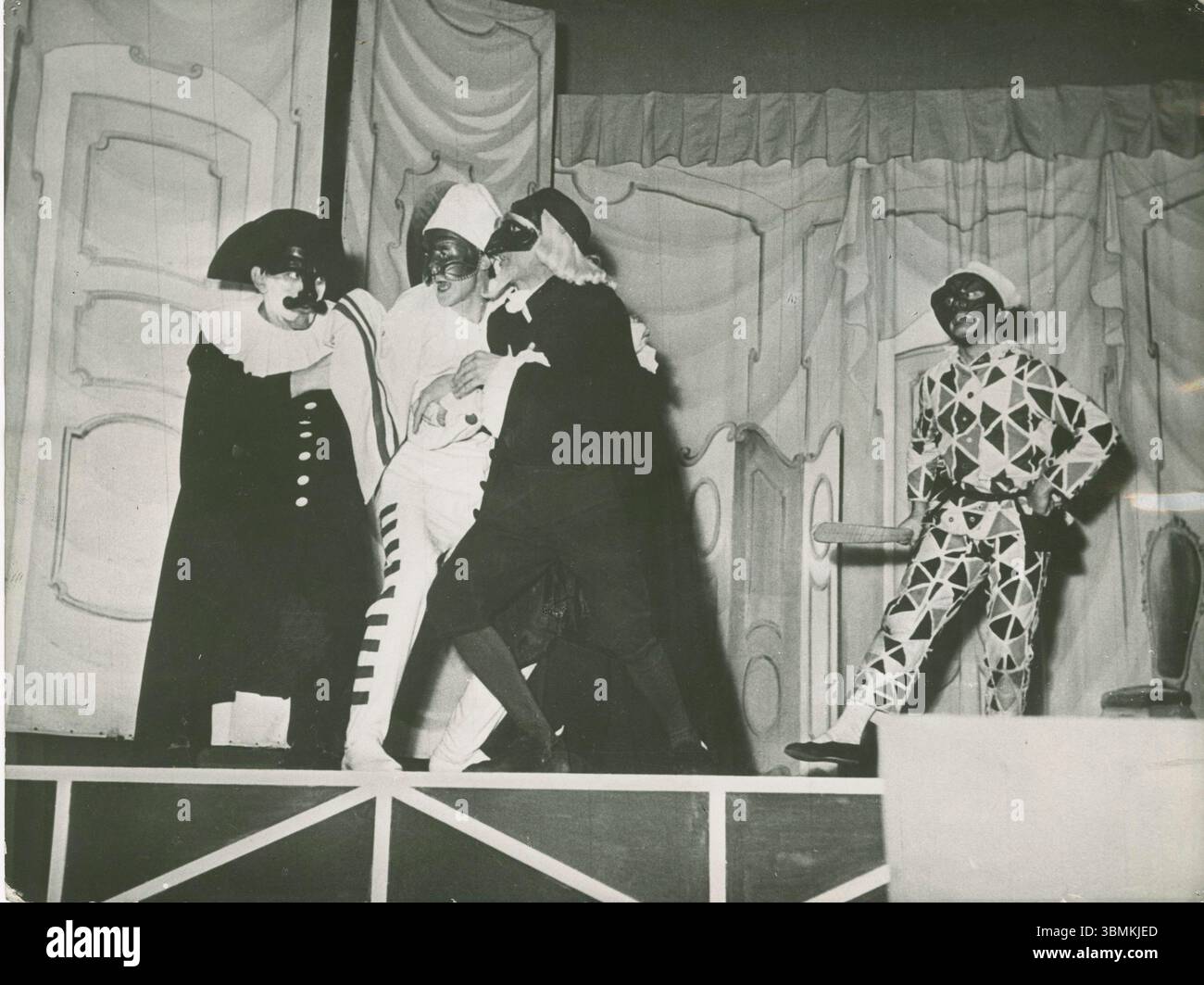 Piccolo Teatro de Milan. Marcello Moretti et d'autres acteurs lors de la représentation d'Arlecchino servitore di due padroni (serviteur arlequin de deux maîtres) de Carlo Goldoni. Banque D'Images
