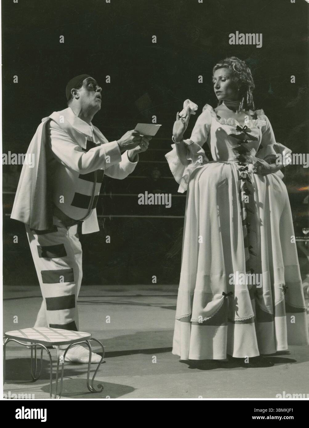 Fausto Tommei et Lida Ferro lors de l'exécution de la comédie la moglie saggia (la femme sage) de Carlo Goldoni. Banque D'Images Fausto Tommei et Lida Ferro lors de l'exécution de la comédie la moglie saggia (la femme sage) de Carlo Goldoni. Banque D'Images