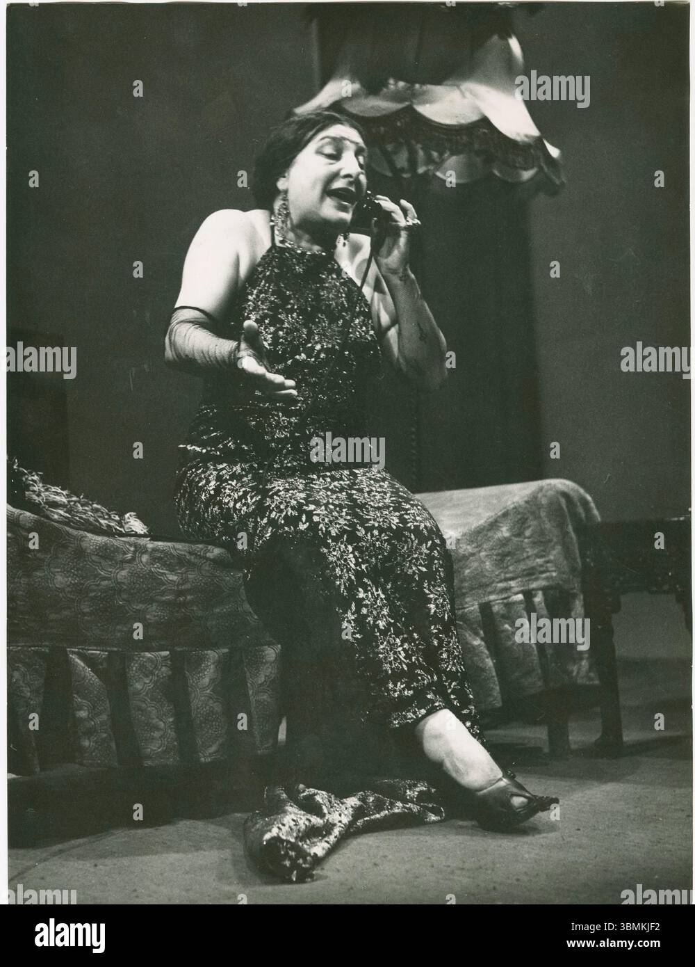 L'actrice Paola Borboni pendant le monologue la formica, une pièce de Carlo Terron. Banque D'Images