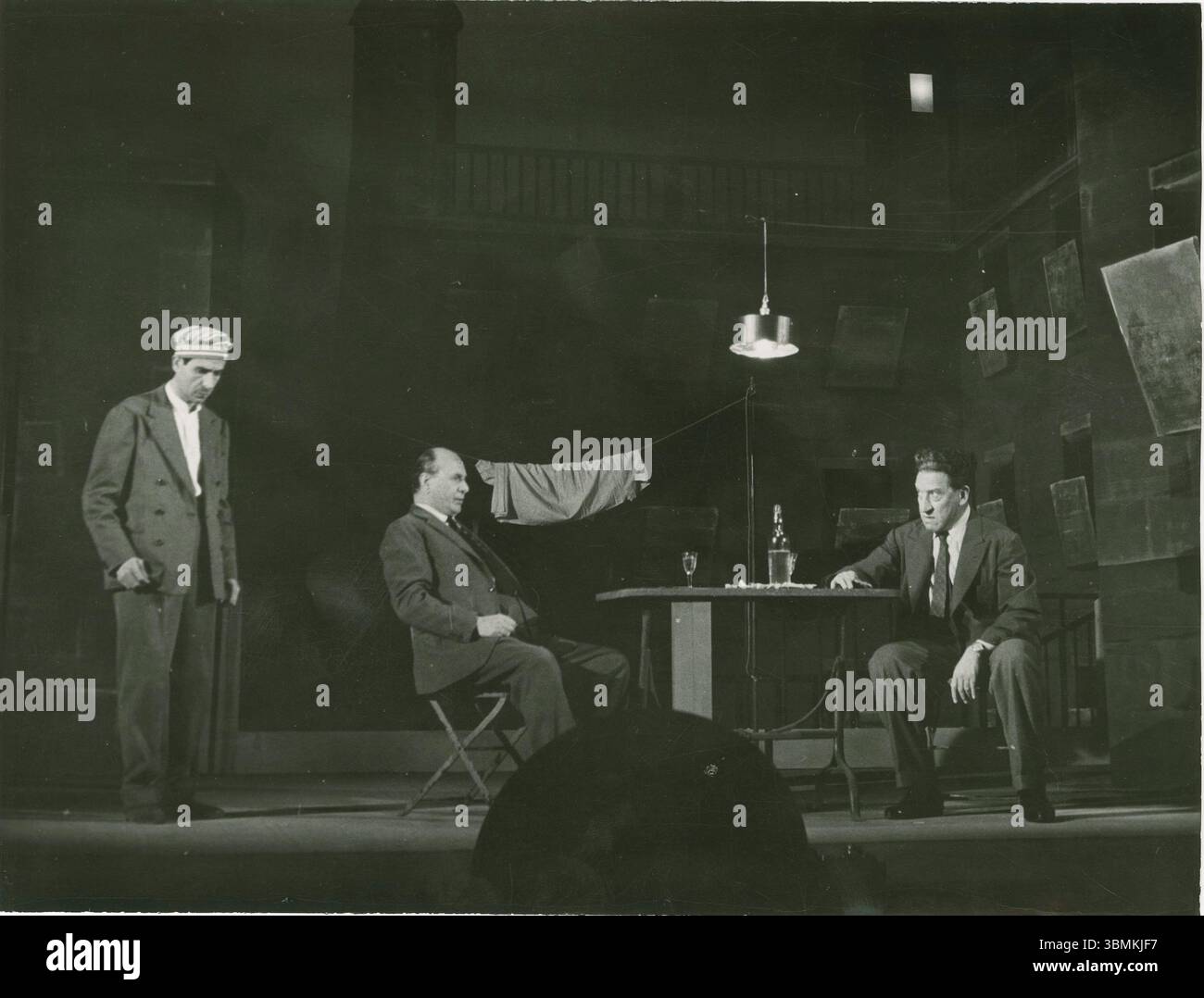 Cesare Bettarini, Carlo Ninchi et un autre acteur lors de la représentation de la comédie L'inchiesta d'Orio Vergani. Banque D'Images Cesare Bettarini, Carlo Ninchi et un autre acteur lors de la représentation de la comédie L'inchiesta d'Orio Vergani. Banque D'Images