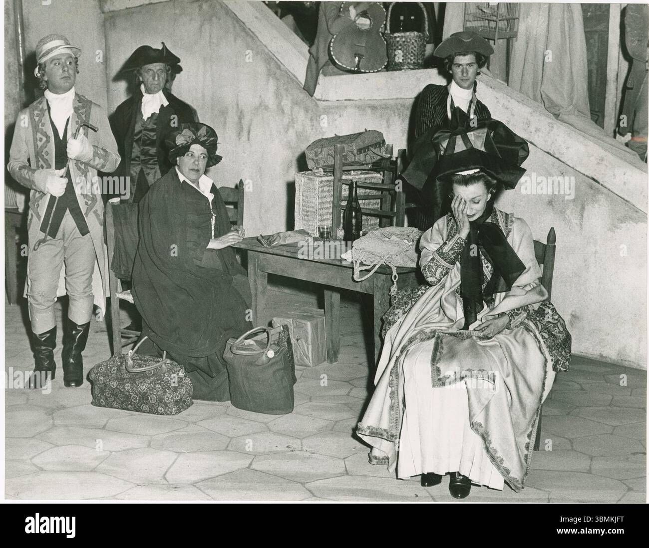 Tino Carraro e Fulvia Mammi dans une scène de la comédie L'impresario delle Smirne de Carlo Goldoni, mise en scène par Luchino Visconti. Banque D'Images