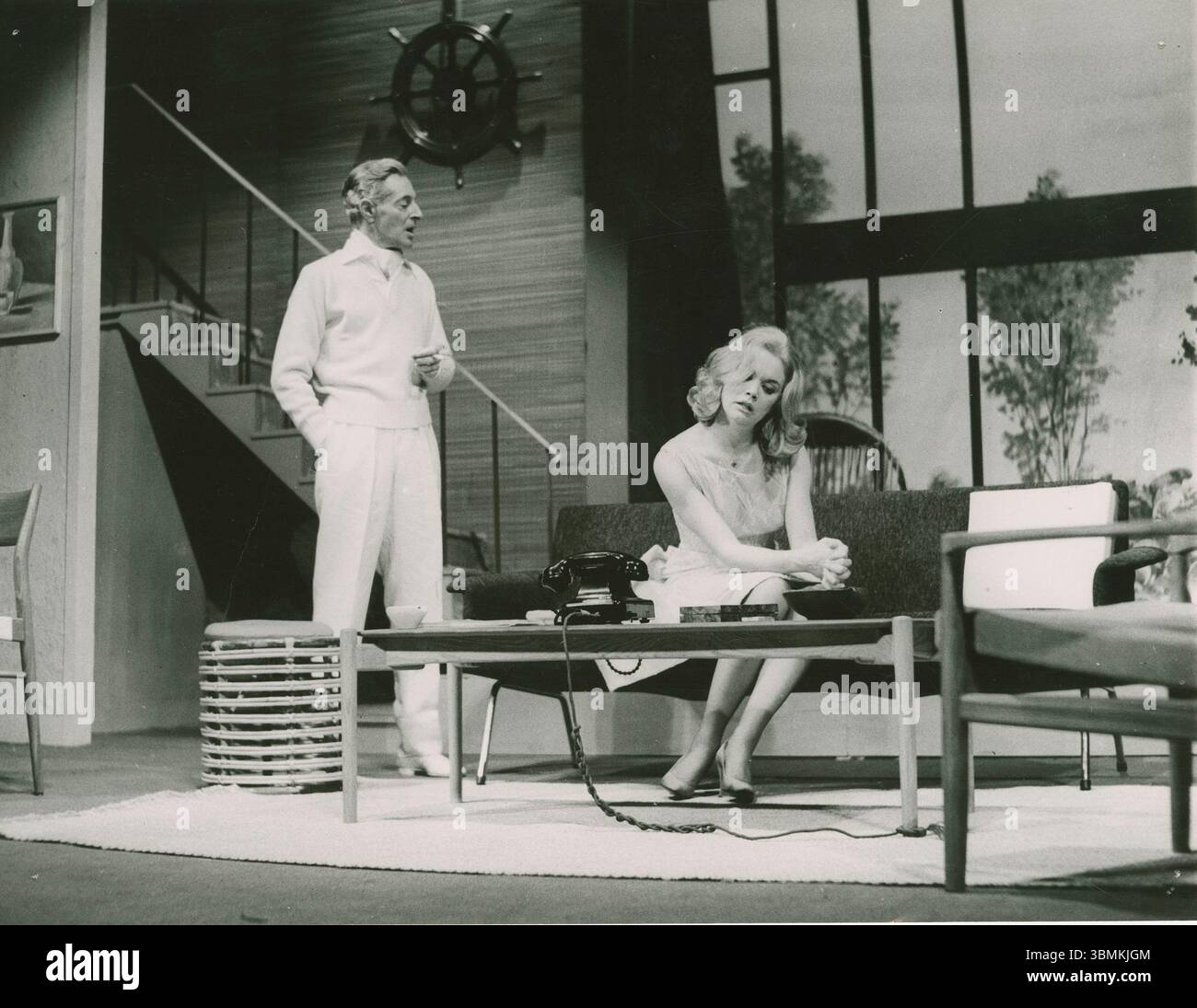 Rome. Teatro della Cometa. Tino Bianchi et Valeria Moriconi lors de la représentation de la comédie Quando saremo giovani de Ferdinando Di Bagno, mise en scène par Carlo Di Stefano. Banque D'Images