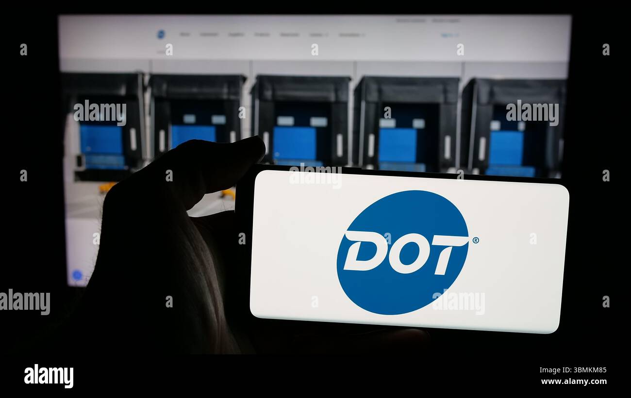 Stuttgart, Allemagne - 05-02-2025 : personne tenant un téléphone portable avec le logo de la société américaine de restauration Dot Foods Inc. sur l'écran devant la page Web. Banque D'Images