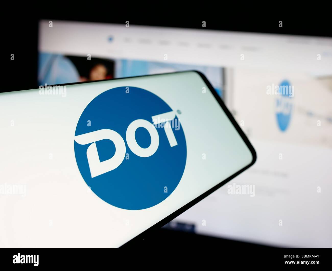 Stuttgart, Allemagne - 05-02-2025 : smartphone avec le logo de la société américaine de restauration Dot Foods Inc. sur l'écran en face du site Web. Banque D'Images