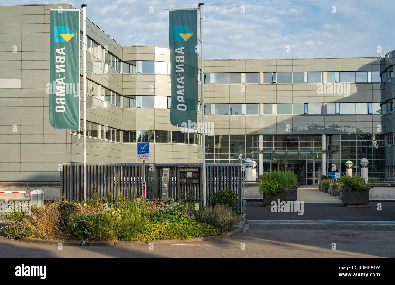 Diemen, pays-Bas, 25.06.2025, vue extérieure du siège social d'ABN AMRO avec logo bancaire, drapeaux et signalisation Banque D'Images