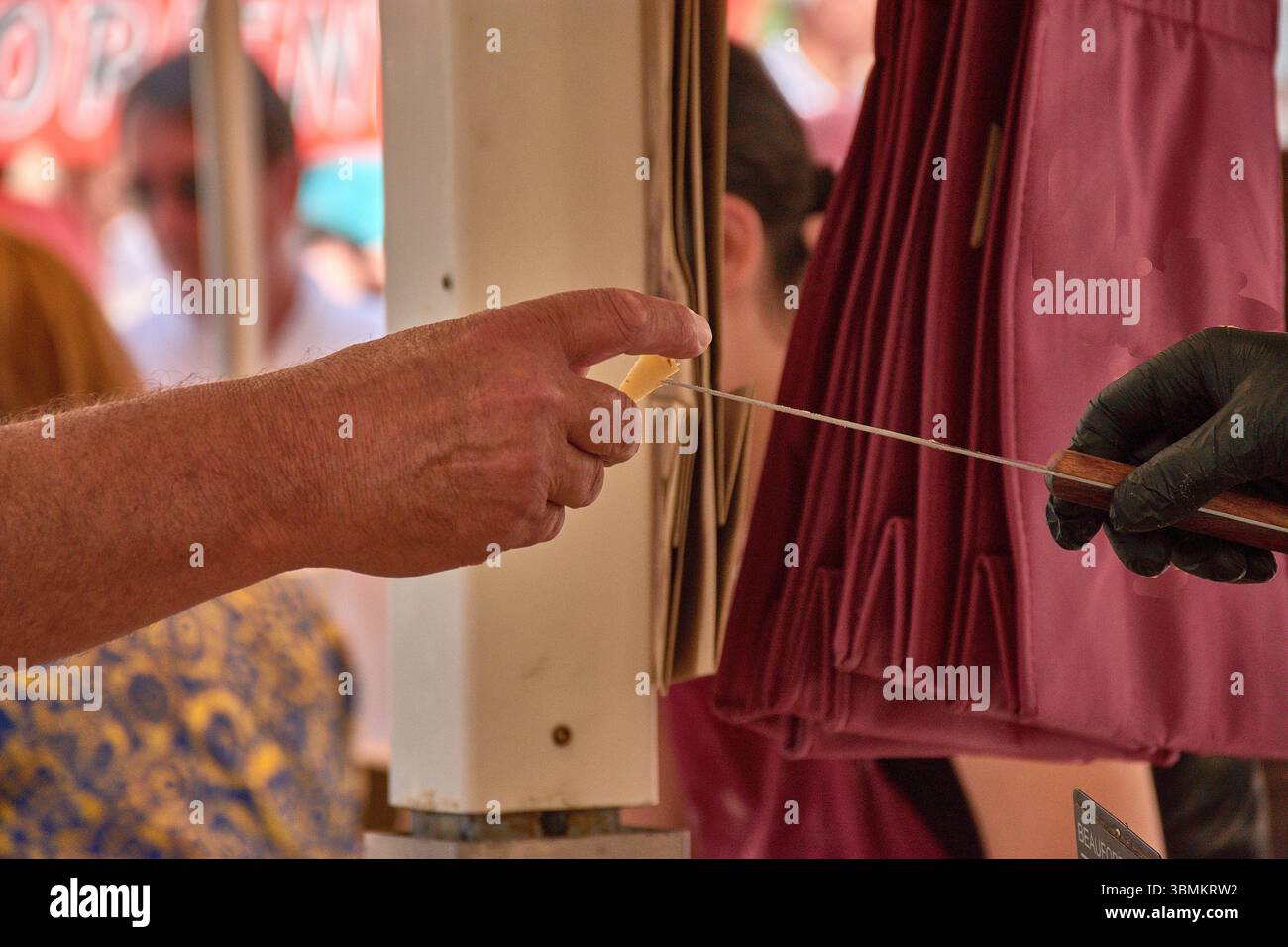 Le geste des mains interagissant sur un stand de marché à Aix-en-Provence, Provence, France : une main, clairement celle d’un client portant une bague, Banque D'Images