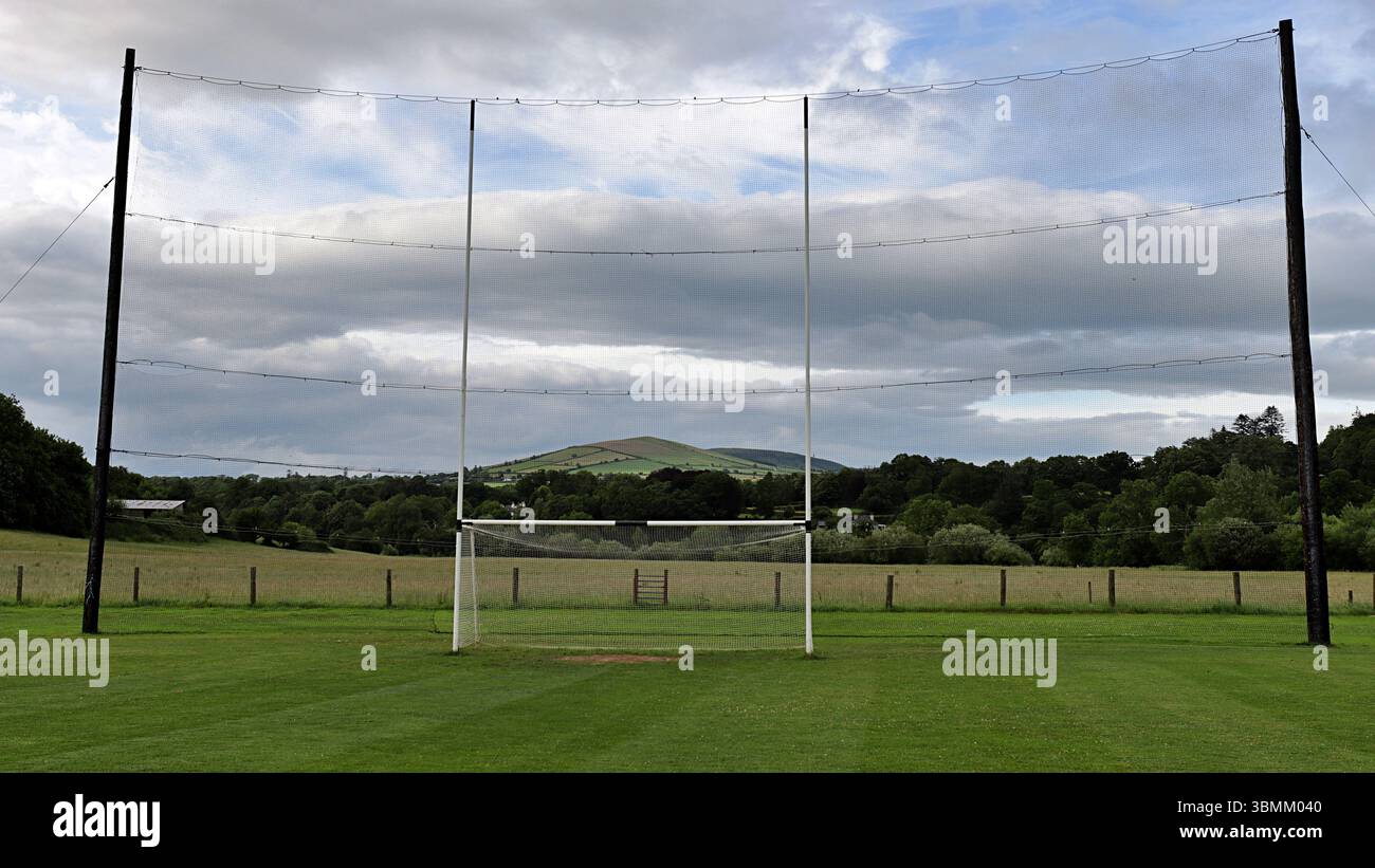 Terrain d'entraînement Irish Sport avec de hautes poteaux de but pour le football gaélique et le rugby. Banque D'Images
