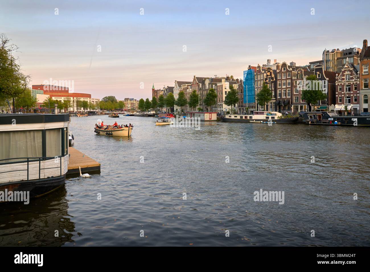 Amsterdam, pays-Bas – 17 septembre 2024 Tour de bateaux sur la rivière Amstel Amsterdam pays-Bas. Bateaux touristiques pour visiter la rivière Amstel. Banque D'Images